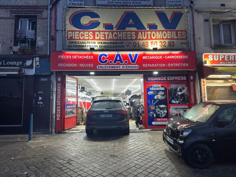 Façade du garage C.A.V le soir