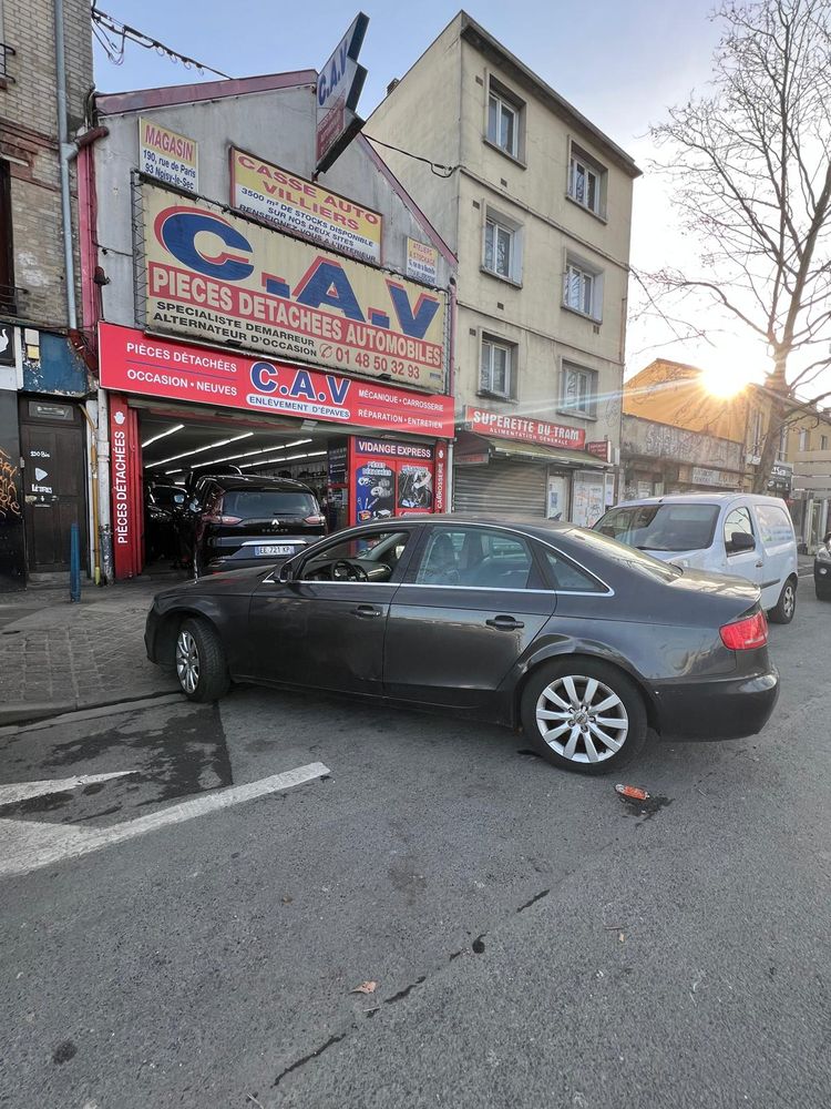 Devant le magasin C.A.V, rue de Paris