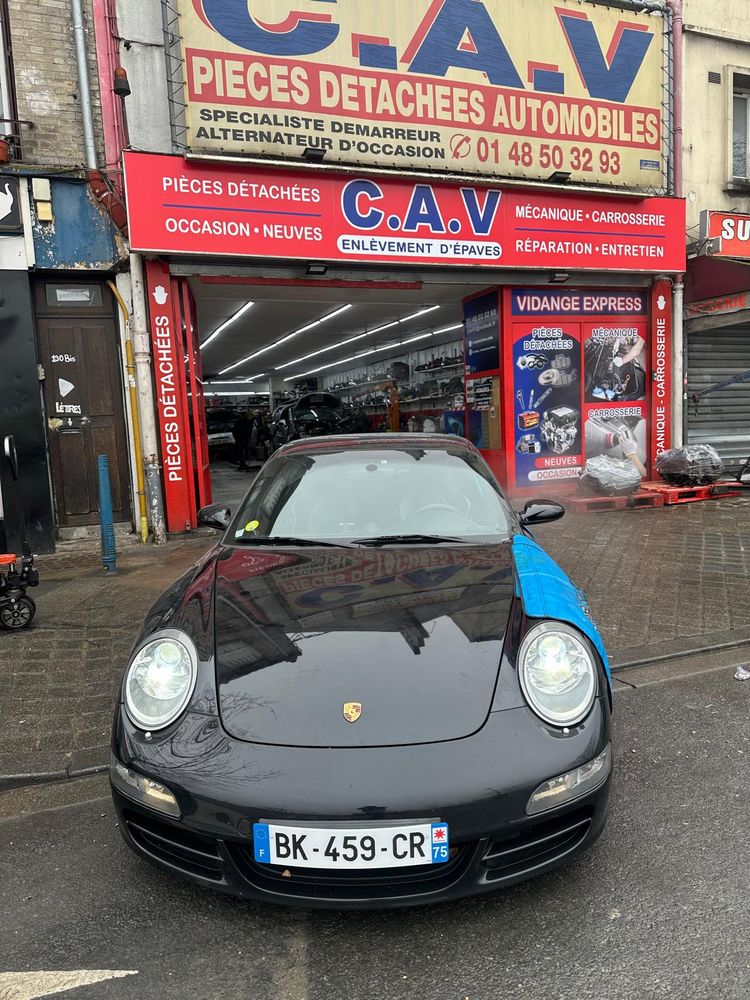 Porsche devant l'atelier C.A.V
